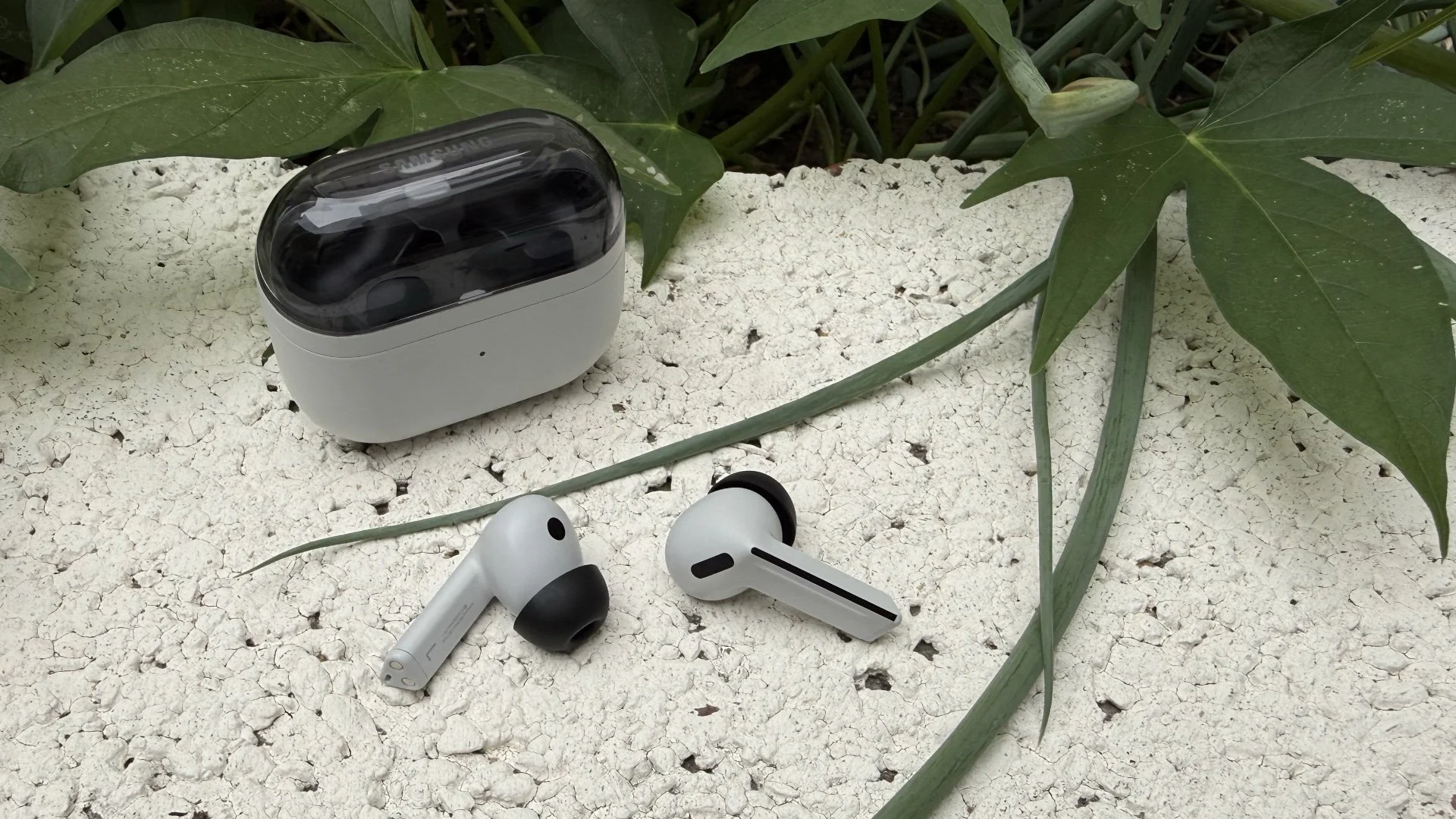 Samsung Galaxy Buds3 FE グレー Galaxy Buds3 FE, Gray | Samsung Business US